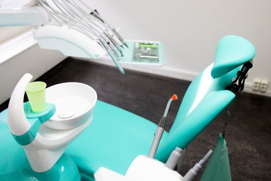 Tannlegestol og annet utstyr sett ovenfra